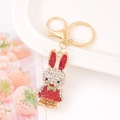Dettaglio ravvicinato di un portachiavi a coniglio con strass colorati e finitura dorata - Ciondolo Coniglio Solo / Coniglio Strass Rosso