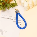 Dettaglio del portachiavi in pelle intrecciata blu con chiusura dorata in metallo - Corda Intrecciata Blu (Carattere Cai)