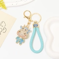 Dettaglio portachiavi mucca con strass con cordino intrecciato azzurro e ciondolo fortuna - Pendaglio Mucca Strass + Corda Intrecciata Blu