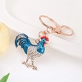 Porte-clés coq bleu en émail et cristaux avec chaîne en métal doré rose élégante - Style Coq Bleu (颜色1)