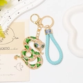Porte-clés serpent doré avec strass, émail coloré et cordon en cuir tressé bleu - Style Rouge Vert avec Corde Bleue