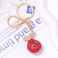 Détail d'un porte-clés sac de fortune avec strass rouges et caractère Fu doré - Sac de Chance Rouge Vif