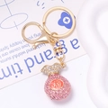 Gros plan d'un porte-clés sac de chance en strass rose avec caractère 福 rouge sur or - Sac de Chance Rose