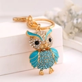Détail du porte-clés hibou avec cristaux bleus et strass sur métal doré brillant - Bleu lac