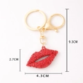 Dettaglio portachiavi a labbra rosse con strass, gancio dorato e misure precise - Taglia Piccola / Rosso