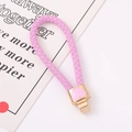 Gedetailleerde weergave van roze gevlochten lederen sleutelhanger met gouden hart hanger - Roze