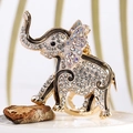 Dettaglio del portachiavi a forma di elefante dorato con strass lucidi su ceramica - Nero