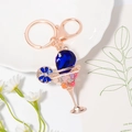 Vue détaillée du porte-clés verre à cocktail avec gemme bleue et perles sur métal rose - Couleur 3