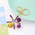 Dettaglio portachiavi stella marina con smalto viola, strass colorati e perle eleganti - Viola