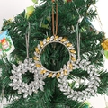 Colgante de corona de Navidad con diamantes de imitación en un árbol navideño verde - Juego de Colgantes de la Serie de Navidad / Colores Mezclados