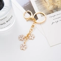 Détail d'un porte-clés fleur de cerisier doré avec pétales en émail blanc chic - Milky blanc