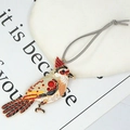 Detail van de kardinaalvogel hanger met rode strassteentjes en emaille aan een koord - Emaillen Strass Vogel Hanger / Rood Geel Zwart Wit