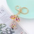 Detail van kleurrijke paddenstoel sleutelhanger met strass steentjes en karabijnsluiting - Regenboog
