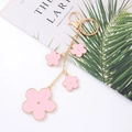Dettaglio del portachiavi a fiori in smalto rosa con anello dorato e chiusura a moschettone - Rosa