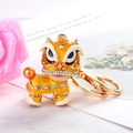 Exquisiter chinesischer Löwentanz Schlüsselanhänger mit gelbem Emaille und Kristallen - Gold