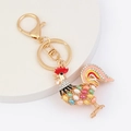 Detail eines goldenen Hahn Schlüsselanhängers mit Emaille, Katzenaugenstein und Strass - Mehrfarbig 3