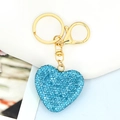 Dettaglio portachiavi a cuore blu cielo con strass e moschettone dorato - Ciondolo Cuore con Strass Blu Lago