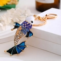 Porte-clés carpe koi doré avec strass bleus et détails en émail sur présentoir - Bleu