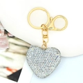 Dettaglio del portachiavi a cuore scintillante con cristalli e chiusura dorata - Ciondolo Cuore con Strass Bianco
