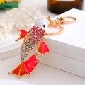 Porte-clés carpe koi à la mode avec strass roses et base en alliage sur socle en pierre - Rose