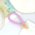 Details vom rosa geflochtenen Leder-Schlüsselanhänger mit Strassblume und Glücksbringer - Rosa Lederschnur