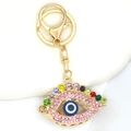 Détail du porte-clés Œil de protection doré avec cristaux roses et strass multicolores - Couleur 3