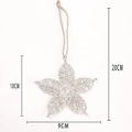 Dettaglio del fiocco di neve argento 10cm in lega di zinco con strass e intagli creativi - Stile Fiore