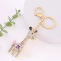 Dettaglio macro del portachiavi a giraffa di lusso con strass rosa e viola brillanti - Oro Rosa Viola Floreale (Colore 2)