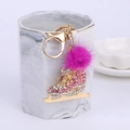 Détail du porte-clés patin à glace avec strass roses et pompon en fausse fourrure - Style Pompon Violet Strass Rose