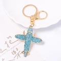 Detailansicht eines blauen Strass-Flugzeugschlüsselanhängers mit vergoldetem Karabinerhaken - Hellblauer Strass (Farbe 4)