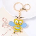 Dettaglio macro del portachiavi a forma di ape con strass gialli e lega dorata - Ali Blu Chiaro (Colore 1)