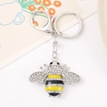 Détail du porte-clés abeille avec ailes en cristal et corps en émail jaune poli - Style Abeille Argent (Couleur 7)