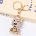 Dettaglio ravvicinato di un portachiavi a forma di cane dorato con strass bianchi e neri - Nero e Bianco con Puntini (Colore 5)