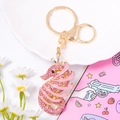 Dettaglio portachiavi a forma di cavalluccio marino con strass rosa e finitura oro - Ornamento Corona Cavalluccio Marino / rosa acceso