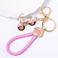 Detail von pinkfarbenem Leder-Schlüsselanhänger mit Motorrad-Charm und Kristall-Anhänger - Cai Zeichen Motorrad Geflochtenes Seil Stil / Rosa mit Kunstlederriemen