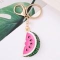 Portachiavi anguria in smalto rosa con strass verdi su anello in metallo dorato - Rosa