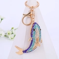 Détail d'un porte-clés poisson doré avec des strass étincelants bleus et blancs - Style de Poisson Bleu Dégradé (Couleur 1)