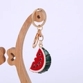 Dettaglio portachiavi a forma di anguria con strass, anello dorato e chiusura a molla - Rosso