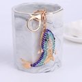 Portachiavi a forma di squalo con strass blu e finitura dorata su marmo bianco - Pesce Grande / Blu