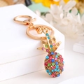 Dettaglio macro del portachiavi a forma di ananas con strass colorati e gancio dorato - Colorato