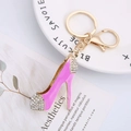 Dettaglio del portachiavi a scarpa col tacco rosa con strass e moschettone dorato - Rosa brillante