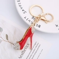 Portachiavi con tacco alto scintillante in smalto rosso e strass su metallo dorato - Stile 2