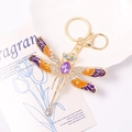 Dettaglio portachiavi a forma di libellula con cristallo viola e ali smaltate - Colore 3