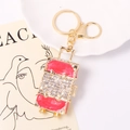 Llavero de maleta de metal dorado con esmalte rojo y diamantes de imitación - Rojo Brillante (6096347962192)