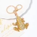 Détail macro du porte-clés grenouille avec strass colorés et finition dorée - Style Jaune (A-561)