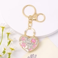 Portachiavi a cuore con fiori in smalto rosa e strass lucidi su piedistallo bianco pulito - Fiore Rosa