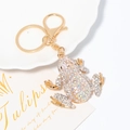 Gros plan détaillé d'un porte-clés grenouille doré incrusté de strass étincelants AB - Style Doré (A-561)