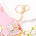 Gros plan du porte-clés lettre A doré avec strass et un petit cœur rouge - Lettre A