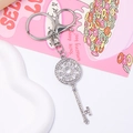 Detalle de llavero plateado en forma de llave con diamantes de imitación y flores - Plata Diamante de Imitación Blanco