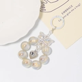 Dettaglio portachiavi a farfalla con grandi perle iridescenti e ciondolo a cuore argento - Stile Bianco Aura (Stile 3)